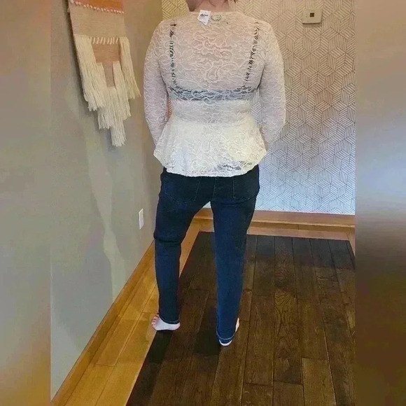 Cream and Black V Neck Lace Top NWT - Large - Picture 2 of 4